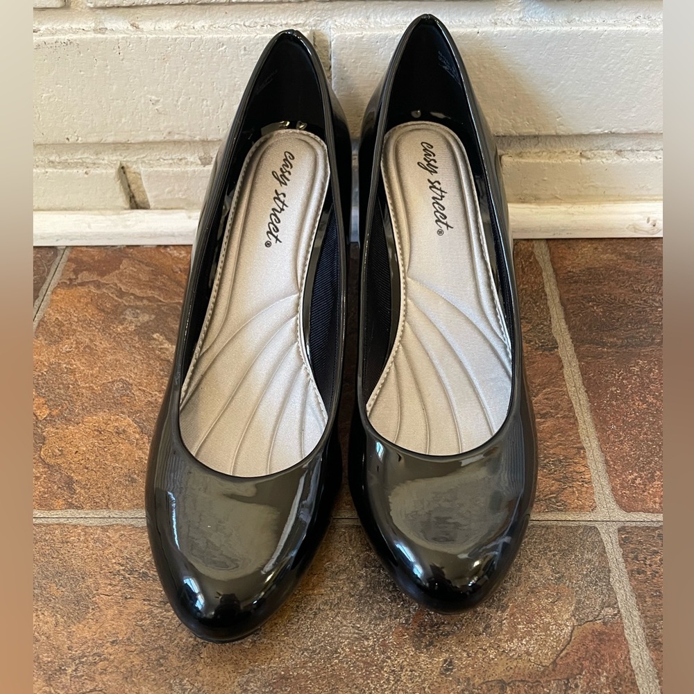 Easy Street Black Patent Pumps (Size 9WW)